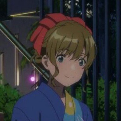 两女子推护理床上的老人赏花